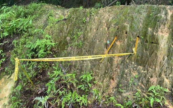Hanya muncung bom yang berada di luar manakala badan bom tertanam di dalam tanah.