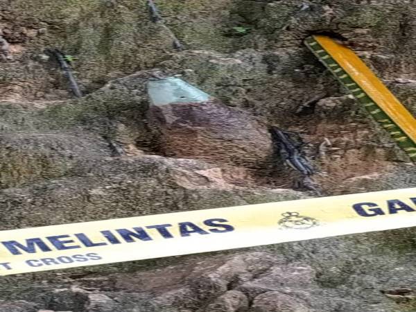 Bom dipercayai jenis artileri 155mm dianggarkan sepanjang 29 inci dan ukur lilit 20 inci.