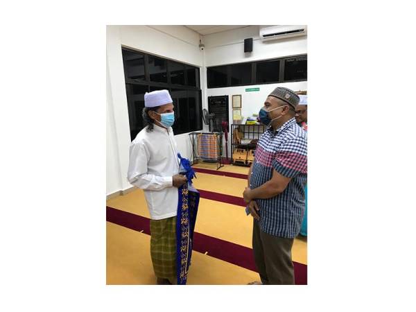 Mejar Dollah mengambil kesempatan mendekati masyarakat di DUN Lendu ketika bersolat.