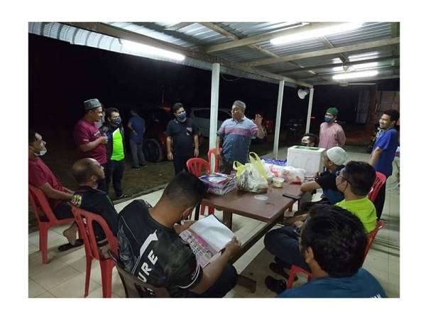 Mejar Dollah berkesempatan bertemu masyarakat setempat di kedai-kedai.