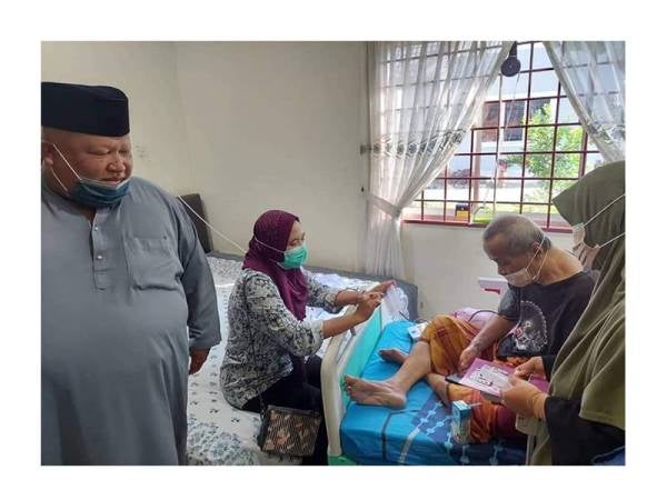 Dr Nordina ketika menyantuni masyarakat warga emas di kawasan Ayer Limau.