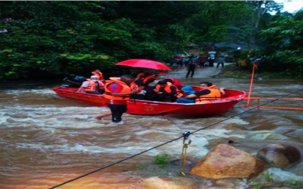 Anggota Balai Bomba dan Penyelamat Dabong menggunakan sebuah bot aluminium bagi memindahkan kesemua mangsa ke tempat selamat.