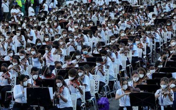 Persembahan kira-kira 10 minit itu dibuat dengan dipantau pengawasan penyelia bebas yang tugasnya mengesahkan bahawa lebih 8,097 instrumen dimainkan secara serentak. - Foto AP