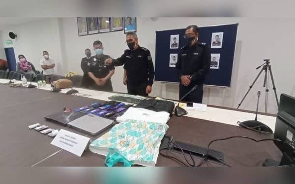 Mohamad (dua kanan) ketika dalame sidang media di IPD Nilai.