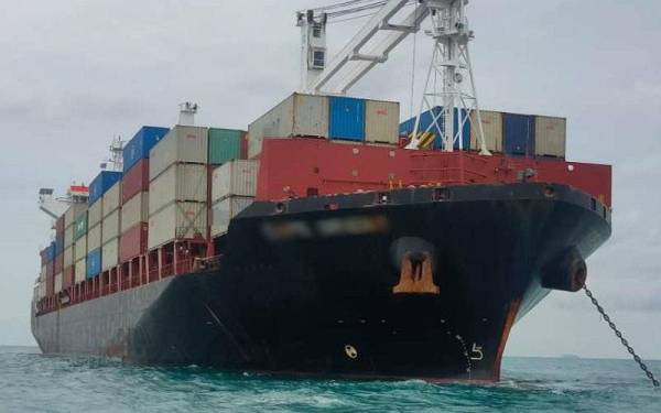 Kapal kargo dari Cyprus disyaki berlabuh tanpa kebenaran ditahan Maritim Malaysia di perairan Timur Johor pada Sabtu.