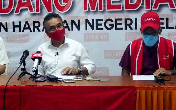 Pengerusi Pakatan Harapan (PH) Melaka Adly Zahari (kiri) berucap pada sidang media di Graha Amanah Bukit Katil hari ini. - Foto Bernama