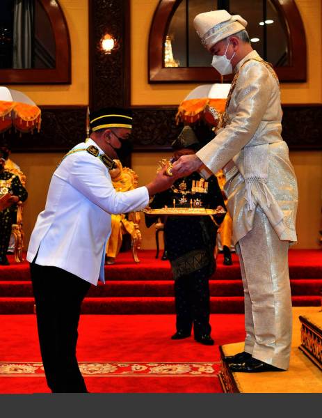 The Sultan of Perak, Sultan Nazrin Muizzuddin Shah, conferred the Dato’ Seri Paduka Mahkota Perak (S.P.M.P) , which carries the title of “Datuk Seri” on Menteri Besar Perak Datuk Seri Saarani Mohamad at Balairong Seri Istana Iskandariah today. (Photo by Bernama)