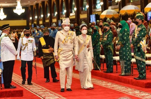 Sultan Perak Sultan Nazrin Shah and Raja Permaisuri Perak Tuanku Zara Salim arriving at the Istana Iskandariah for the award ceremony in conjection with the Sultan's 63rd birthday celebration. (Photo by Bernama)