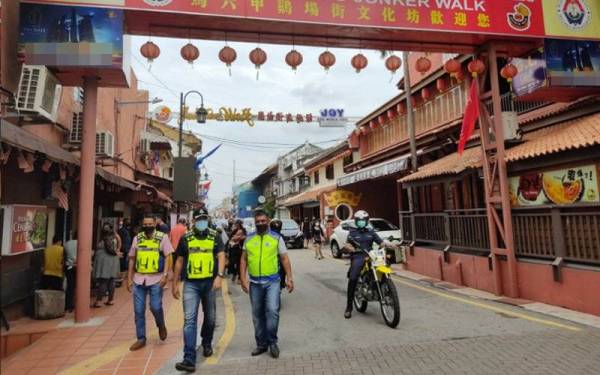 Afzanizar (dua kiri) membuat rondaan pematuhan SOP Covid-19 di Jonker Walk pada Ahad.
