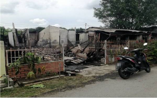 Keadaan kediaman yang musnah akibat kebakaran di Rumah Rakyat Mantin pada Ahad.