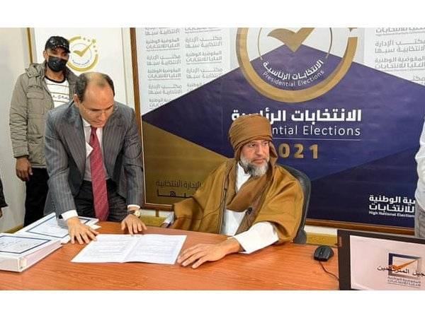 Saif (kanan) mengemukakan pencalonan beliau di bandar Sebha pada Ahad. - Foto Agensi