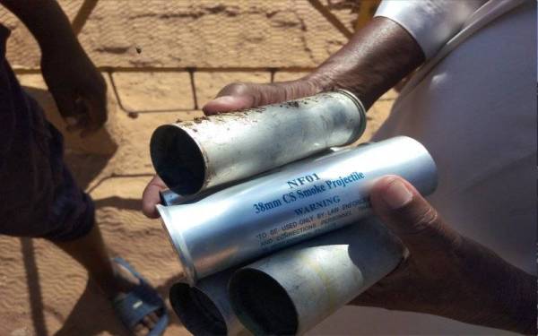 Beberapa kanister kosong gas pemedih mata yang dilemparkan pasukan keselamatan ke arah penunjuk perasaan ditemui di bandar Umdurman. - Foto AFP