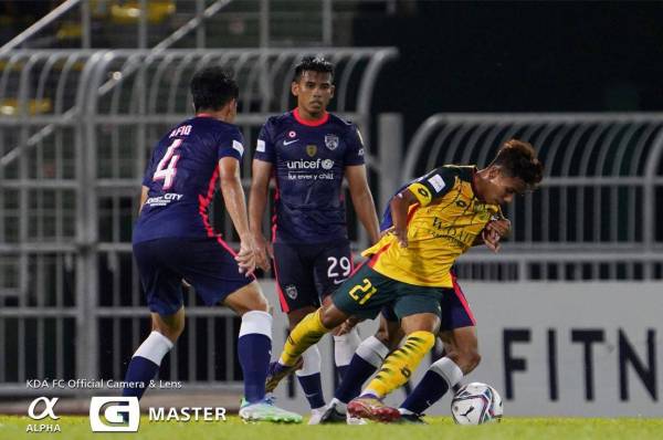 Pemain KDA FC, Fayadh Zulkifli Amin (kanan) diasak dua pemain JDT FC pada suku akhir pertama Piala Malaysia 2021 di Stadium Darul Aman pada Ahad. FOTO KEDAH DARUL AMAN FC