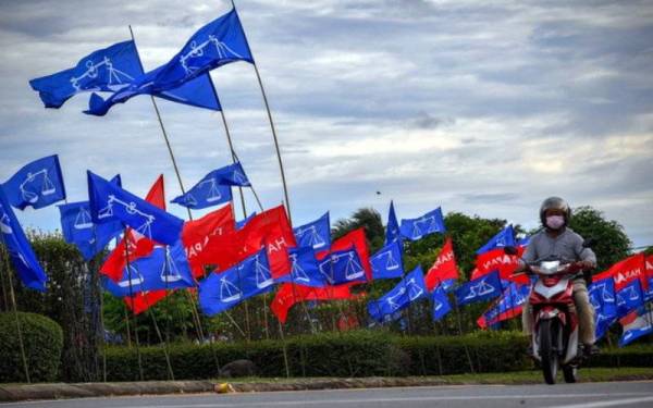 Bendera dan poster menghiasi jalan-jalan utama dan kampung-kampung menjelang PRN Melaka 20 November ini. - Foto Bernama