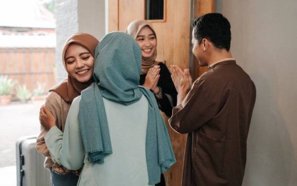  Budaya peluk cium yang masih dilakukan masyarakat ketika berkumpul dilihat menjadi antara faktor penyumbang kepada kes Covid-19 sejak kebelakangan ini. Gambar hiasan 123rf.