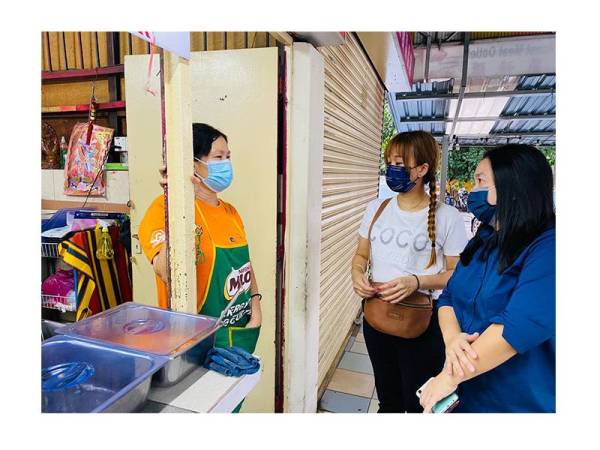 Clarice (kanan) bertanya khabar salah seorang peniaga ketika singgah di sebuah pasar di Bandar Hilir.