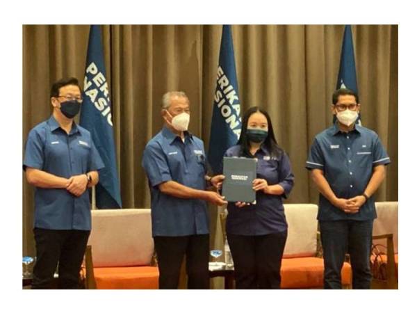 Clarice sewaktu mendapat watikah pelantikan sebagai calon PN daripada Muhyiddin.
