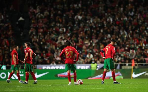 Kesebelasan Portugal kelihatan kecewa dengan kekalahan 1-2 kepada Serbia. - foto EPA