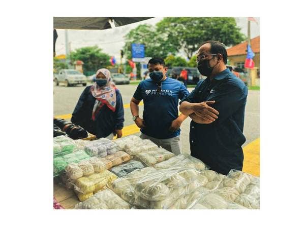 Siong Jiul bertanya khabar golongan peniaga di DUN Machap Jaya.