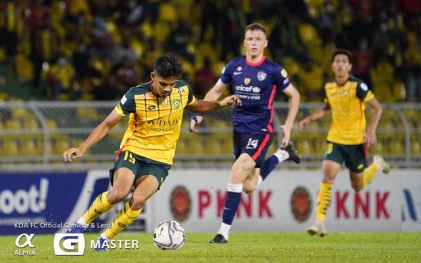 Aiman Afif (kiri) hampir menjaringkan gol buat KDA FC pada minit ke- 71 namun percubaannya sedikit tersasar di hadapan pintu gol JDT FC pada suku akhir pertama di Stadium Darul Aman pada Ahad. - Foto Kedah Darul Aman FC