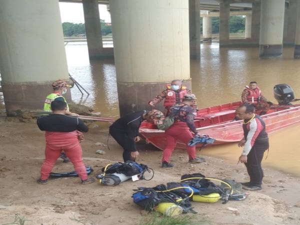 Operasi mencari dan menyelamat seorang warga emas yang dikhuatiri lemas di bawah Jambatan Sultan Yahya Petra, Kota Bharu pada Isnin.