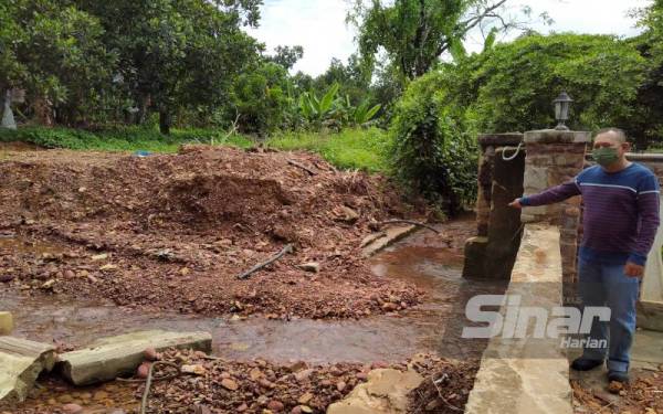 Kedudukan rumah Ismail yang berdekatan dusun buah-buahan antara paling teruk terjejas.
