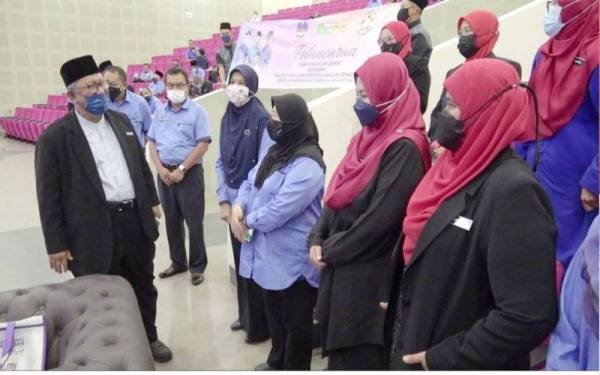 Halidan (kiri) beramah mesra bersama guru besar dan pengetua selepas majlis pelancaran skim wakalah zakat bersama majlis guru besar dan pengetua sekolah menengah daerah Kuantan di Kolej Universiti Islam Pahang Sultan Ahmad Shah (KUIPSAS) pada Isnin.