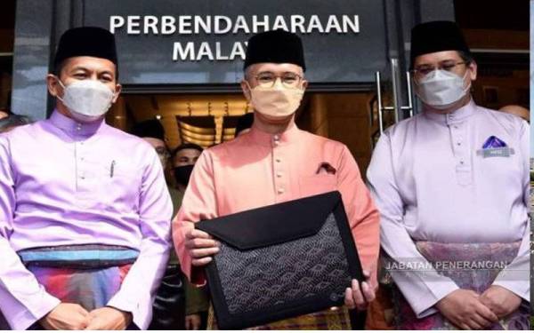 Menteri Kewangan, Senator Tengku Datuk Seri Zafrul Tengku Abdul Aziz untuk membawa dokumen Bajet 2022 ke Parlimen dan menjadi tumpuan lensa kamera media pada hari berkenaan.