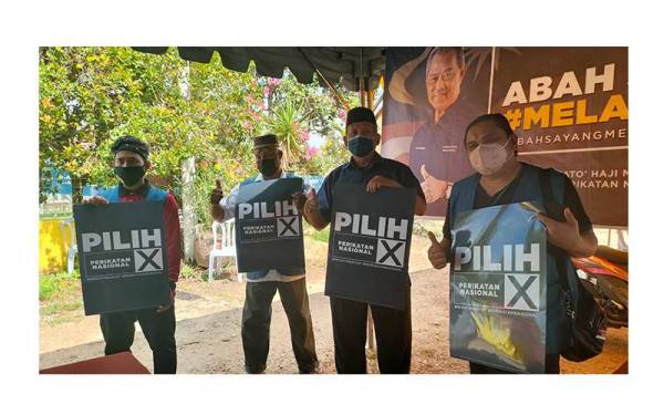 Cara Abu Hashim mengambil peluang beramah mesra dengan para pengundi di DUN Taboh Naning.