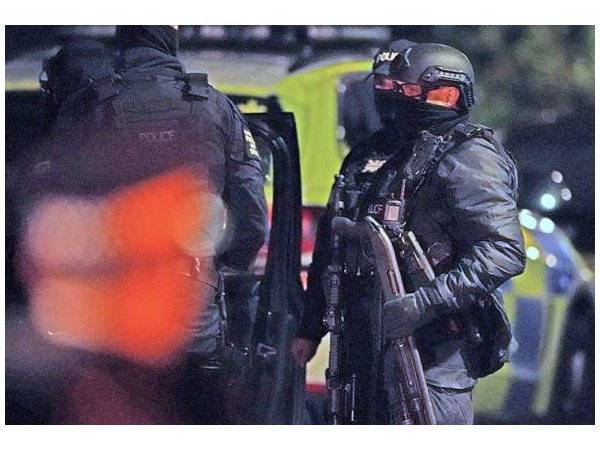 Anggota polis bersiap sedia sebelum melakukan serbuan di sebuah rumah dan menahan tiga suspek dipercayai terlibat dalam letupan di Hospital Wanita Liverpool. - Foto AP
