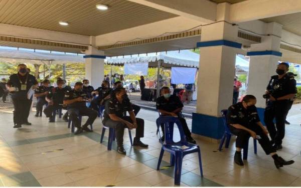 Pengundi menunggu giliran untuk mengundi awal.