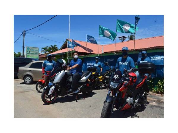 Ahmad Bilal (dua dari kiri) bersama kumpulan penunggang motosikal dari luar Melaka yang hadir untuk memberi sokongan kepadanya sempena PRN Melaka.