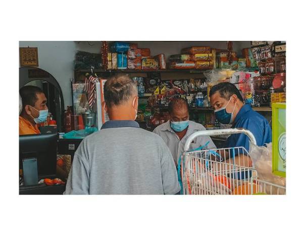 Bakri beramah mesra bersama pengundi ketika bertemu mereka di sebuah kedai runcit.