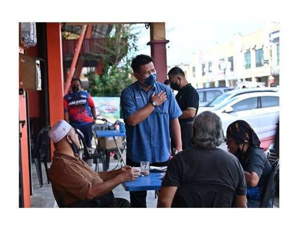 Ja’afar menyantuni penduduk di DUN Durian Tunggal ketika turun berkempen.