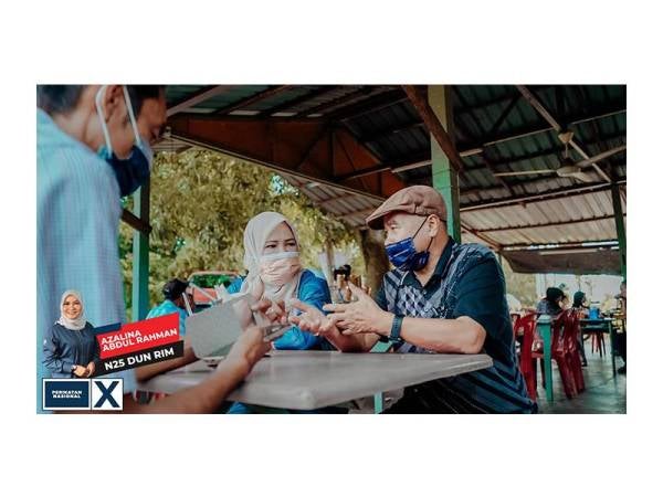 Azalina mendengar masalah yang diluahkan warga DUN Rim ketika bertemu di tempat-tempat awam.