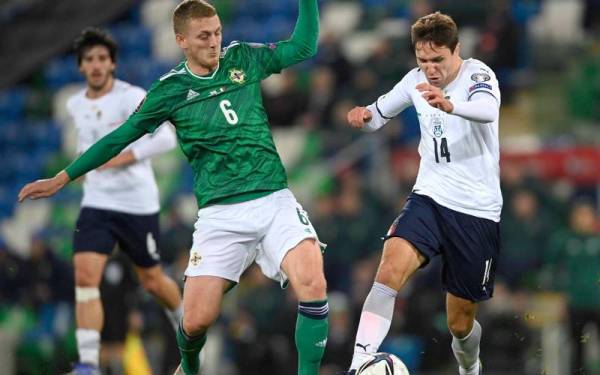 Pemain Itali, Federico Chiesa (kanan) cuba melepasi pertahanan Ireland Utara pada perlawanan berkenaan. - Foto EPA