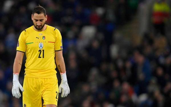 Penjaga gol Itali, Gianluigi Donnarumma kelihatan kecewa dengan kegagalan Itali layak secara automatik ke Piala Dunia 2022. - Foto EPA