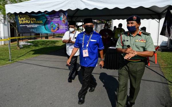 Calon Barisan Nasional (BN) bagi Dewan Undangan Negeri (DUN) N17 Bukit Katil Datuk Hasnoor Sidang Husin (tengah) melawat Pusat Pengundian Awal Kem Bukit Beruang sempena proses pengundian awal Pilihan Raya Negeri (PRN) Melaka hari ini.
Beliau akan ditentang calon Pakatan Harapan Adly Zahari, Muhammad Al Afiz Yahya (Pakatan Nasional) dan Abdul Hamid Mustapah (Bebas) pada PRN 20 November ini. - Foto Bernama.
