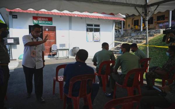 Calon Pakatan Harapan (PH) bagi Dewan Undangan Negeri (DUN) N17 Bukit Katil Adly Zahari (dua, kiri) beramah mesra dengan pengundi ketika melawat Pusat Pengundian Awal Kem Bukit Beruang sempena proses pengundian awal Pilihan Raya Negeri (PRN) Melaka hari ini.
Beliau akan ditentang calon Barisan Nasional Datuk Hasnoor Sidang Husin, Muhammad Al Afiz Yahya (Pakatan Nasional) dan Abdul Hamid Mustapah (Bebas) pada PRN 20 November ini. - Foto Bernama.
