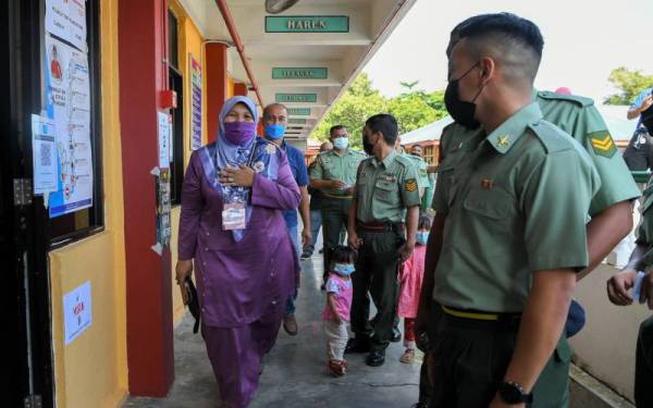 Calon Pakatan Harapan (PH) DUN Sungai Udang Hasmorni Tamby melawat ke pusat pengundian awal bagi Pilihan Raya Negeri Melaka di Sekolah Kebangsaan Kem Terendak II hari ini. - Foto Bernama.
