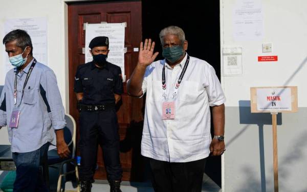 Calon Bebas bagi Dewan Undangan Negeri (DUN) N17 Bukit Katil, Abdul Hamid Mustapah (kanan) melawat Pusat Pengundian Awal Kem Bukit Beruang pada hari mengundi awal Pilihan Raya Negeri Melaka sempena proses pengundian awal Pilihan Raya Negeri (PRN) Melaka hari ini.
Beliau akan ditentang calon Barisan Nasional Datuk Hasnoor Sidang Husin, Adly Zahari (Pakatan Harapan) dan Muhammad Al Afiz Yahya (Pakatan Nasional) pada PRN 20 November ini. - Foto Bernama.
