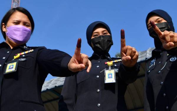 MELUNASKAN TANGGUNGJAWAB... Anggota Polis Diraja Malaysia (PDRM) (dari kiri) Inspektor Margaret Mihos, Asisten Superintendan Azita Ramli dan Inspektor Fauzana Mohd Ramli selesai menunaikan tanggungjawab pada proses pengundian awal bagi Pilihan Raya Negeri Melaka di Dewan Serbaguna Ibu Pejabat Polis Kontinjen Melaka, Bukit Beruang hari ini. - Foto Bernama
