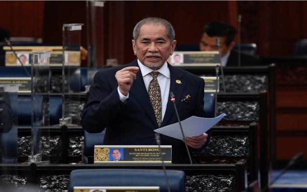 Wan Junaidi menjawab soalan pada sesi Waktu Pertanyaan-pertanyaan Menteri ketika Mesyuarat Khas Penggal Ketiga Parlimen Ke-14 di Parlimen pada Selasa. - Foto Bernama