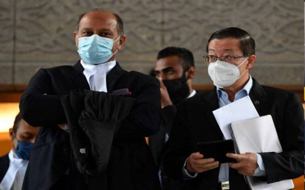 Bekas Ketua Menteri Pulau Pinang, Lim Guan Eng (kanan) hadir bersama peguamnya, Gobind Singh Deo bagi mendengar keputusan rayuannya untuk memindahkan perbicaraan kes rasuah membabitkan pembinaan terowong dasar laut dan jalan utama daripada Mahkamah Sesyen ke Mahkamah Tinggi hari ini. Foto Bernama