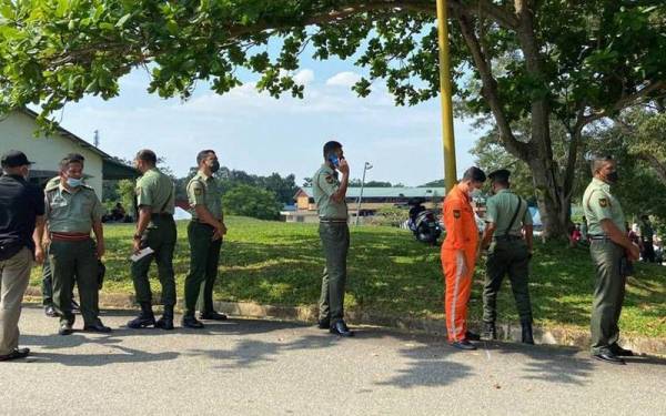 Pengundi sedang menunggu giliran di pusat pengundian Kem Terendak, Melaka.