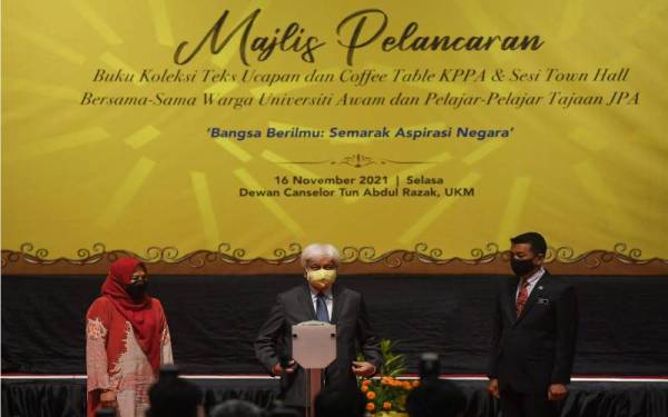 Yang di-Pertuan Besar Negeri Sembilan Tuanku Muhriz Tuanku Munawir yang juga Cancelor UKM (tengah) diiringi Ketua Pengarah Perkhidmatan Awam (KPPA) Tan Sri Mohd Khairul Adib Abd Rahman (kanan) dan Menteri Pengajian Tinggi Datuk Seri Dr Noraini Ahmad (kiri) melancarkan gimik pelancaran Buku Koleksi Teks Ucapan dan Coffee Table KPPA di Dewan Cancelor Tun Abdul Razak, Universiti Kebangsaan Malaysia (UKM), pada Selasa. - Foto Benama