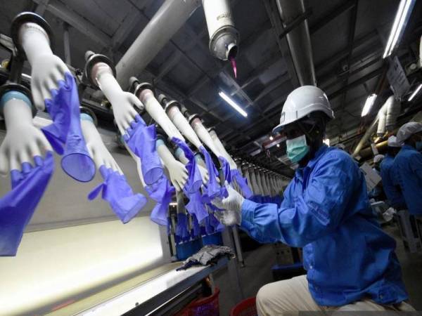 KPPK mengambil pendekatan proaktif bagi menangani perkara pematuhan sosial melibatkan isu-isu negatif berkaitan tenaga kerja dalam industri sarung tangan Malaysia. -Gambar hiasan