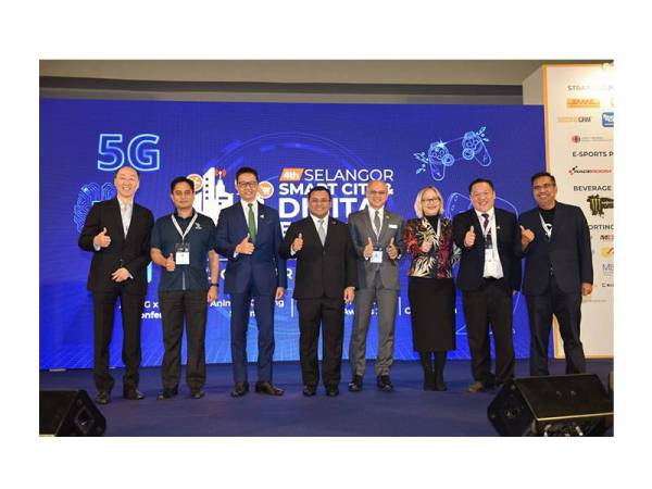 Menteri Besar Selangor, Datuk Seri Amirudin Shari (empat dari kiri) turut hadir pada konvensyen yang diadaan pada 2019.