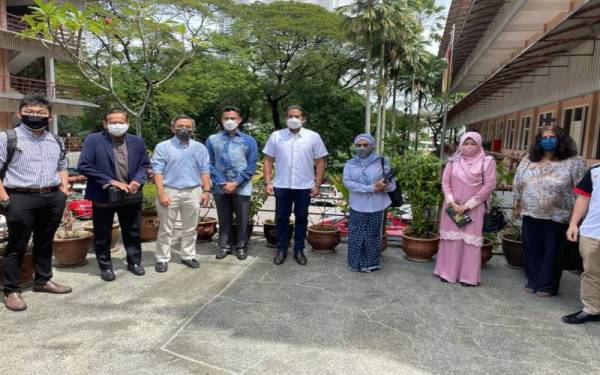 Sumber gambar daripada laman web Ikram: Khairy (tengah) bersama Dr Mohd Afiq Mohd Nor (empat dari kiri) serta beberapa NGO selepas sesi perbincangan bersama mengenai isu kawalan merokok.