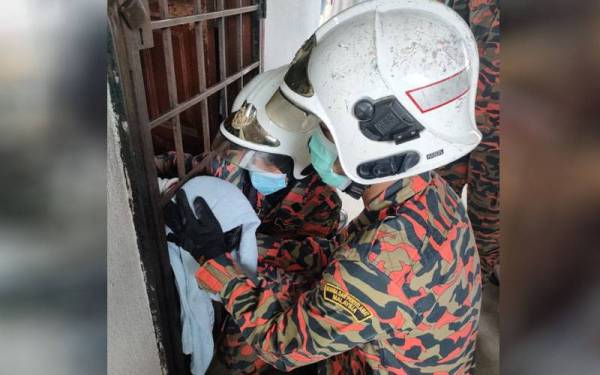 Pasukan bomba membantu mengeluarkan kepala kanak-kanak berusia setahun yang tersangkut pada jeriji pintu hadapan rumah dalam kejadian di Taman Berlian di sini pada Selasa.